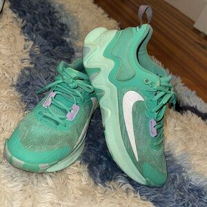 Giannis basketball shoes size 9
